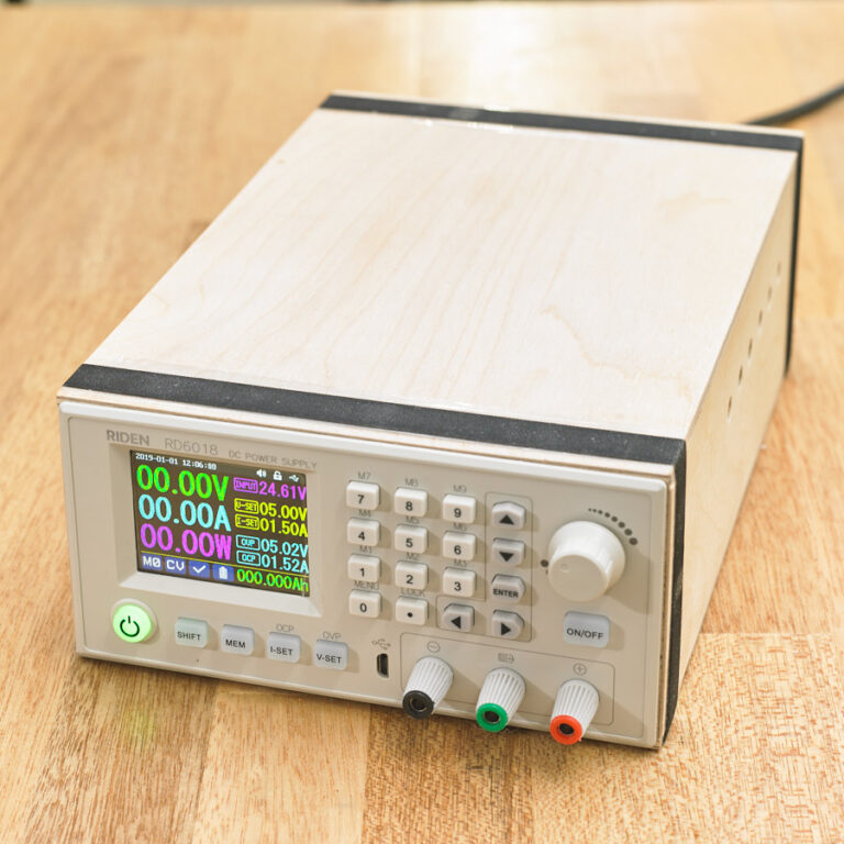 자작합판으로 된 케이스에 RIDEN사의 DC Powersupply RD6018이 담겨 있다. 전원이 들어와 칼라LCD창에 숫자들이 보인다.